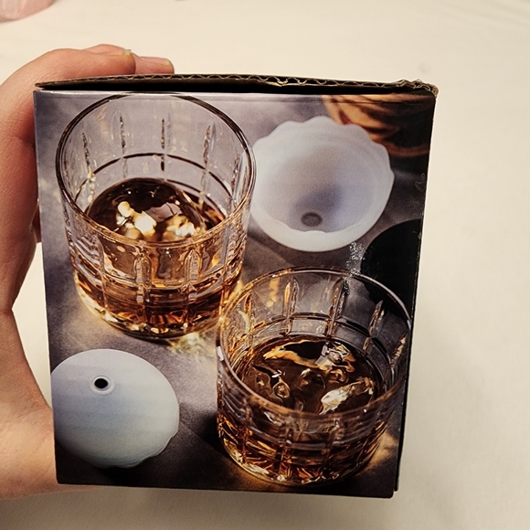 Set of Whiskey 2 Glasses with Ice Cube Molds - Picture 3 of 4